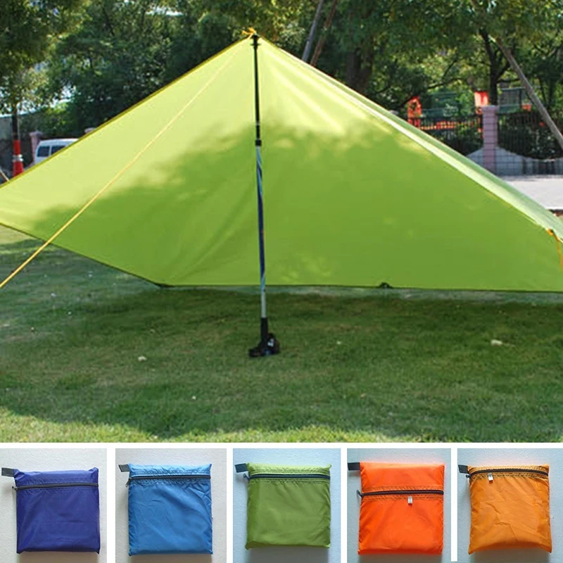 Toldo en color beige sobre arena de playa