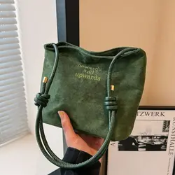 Bolso bandolera de gamuza con hebilla de cuerda y correas ajustables