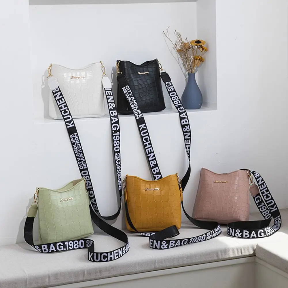 Bolso bandolera pequeño de mujer con diseño cocodrilo - imagen 5