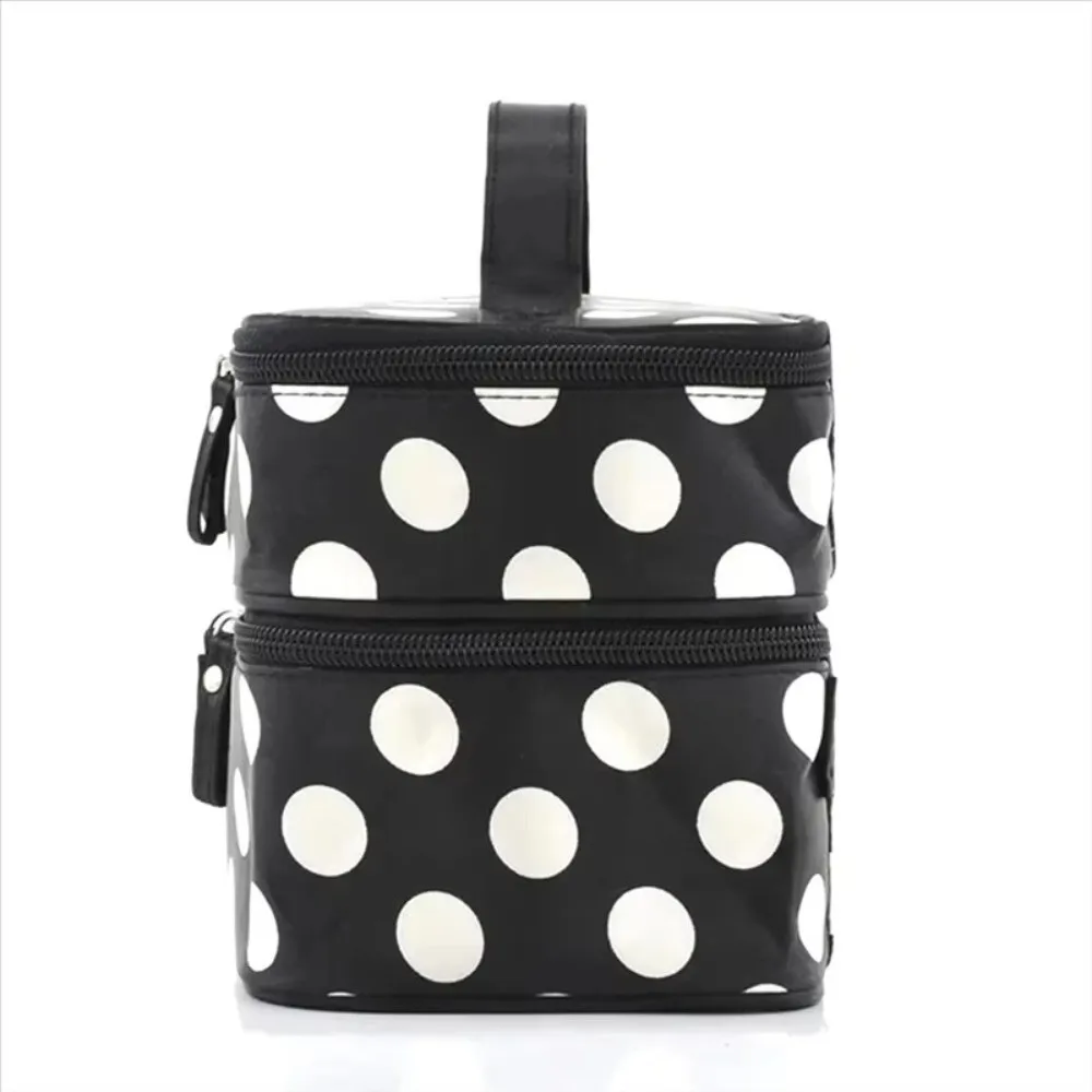 Interior organizado de la bolsa de viaje