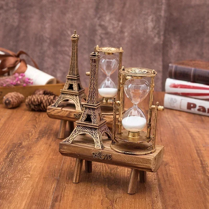 Torre de hierro con reloj de arena vintage en estantería
