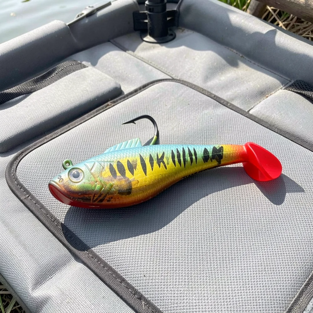 Señuelo Vinilo Cola en T con Ojos 3D para Pesca de Lubina - imagen 3