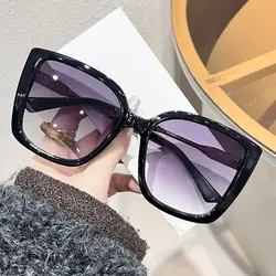 Gafas de sol cuadradas florales para mujer con lentes morado degradado