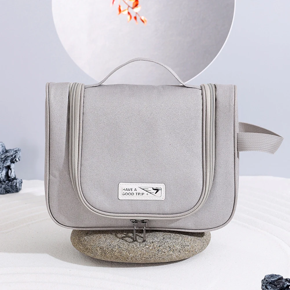 Bolsa de viaje plegable abierta mostrando compartimentos organizados