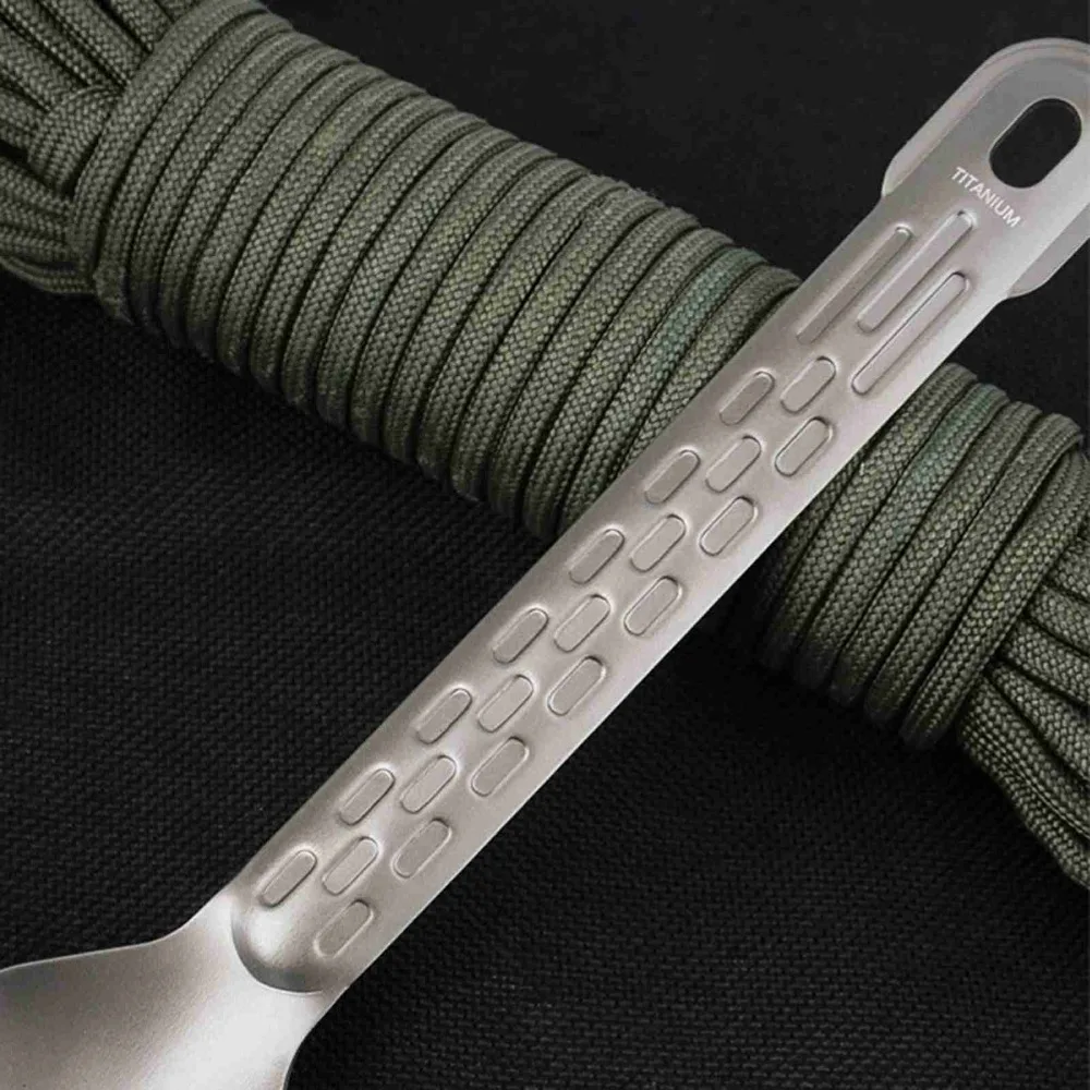 Tenedor de titanio resistente con mango antideslizante para camping