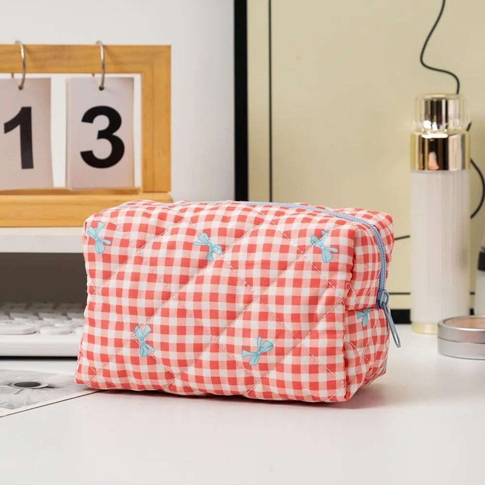 Bolsa de maquillaje acolchada en uso