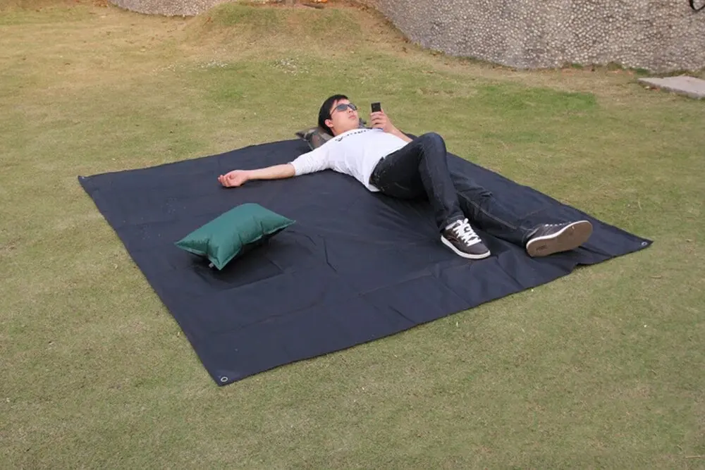 Manta de picnic impermeable desplegada en exterior