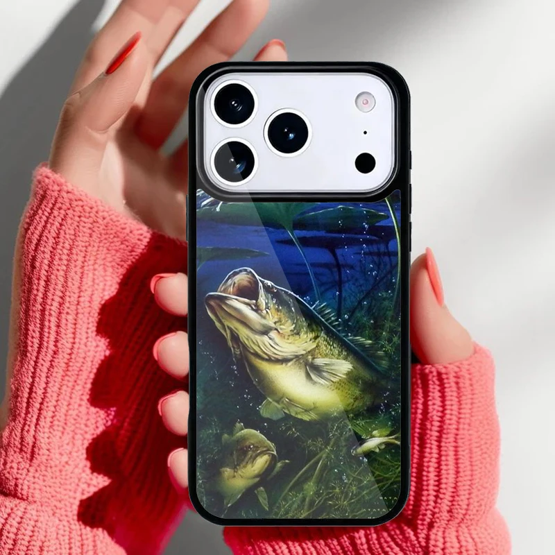 Vista frontal de la funda con el diseño de paisaje de lago y pesca