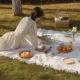 Manta de picnic impermeable con correa de almacenamiento, blanca - imagen 4