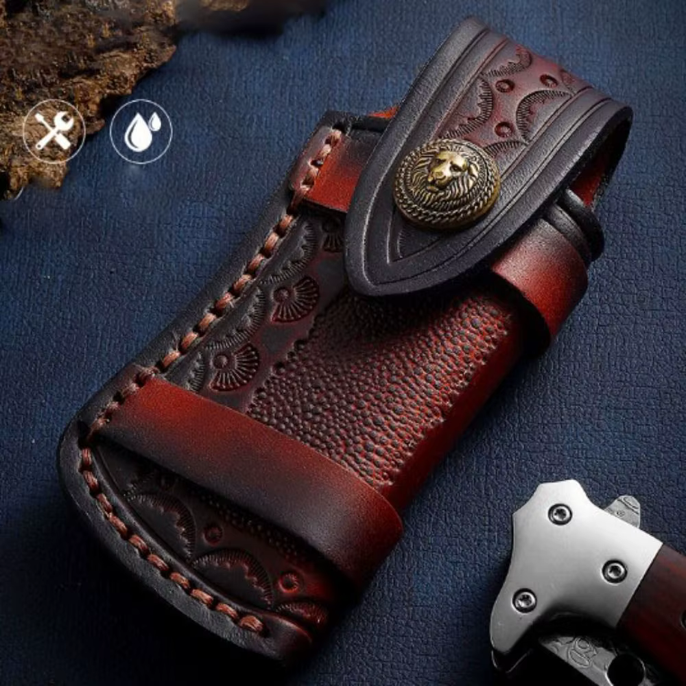 Funda de cuero marrón colocada sobre superficie rústica