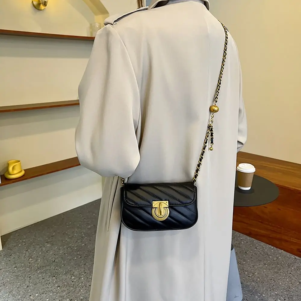 Bolso bandolera con cadena de cuero PU y cierre giratorio - imagen 4