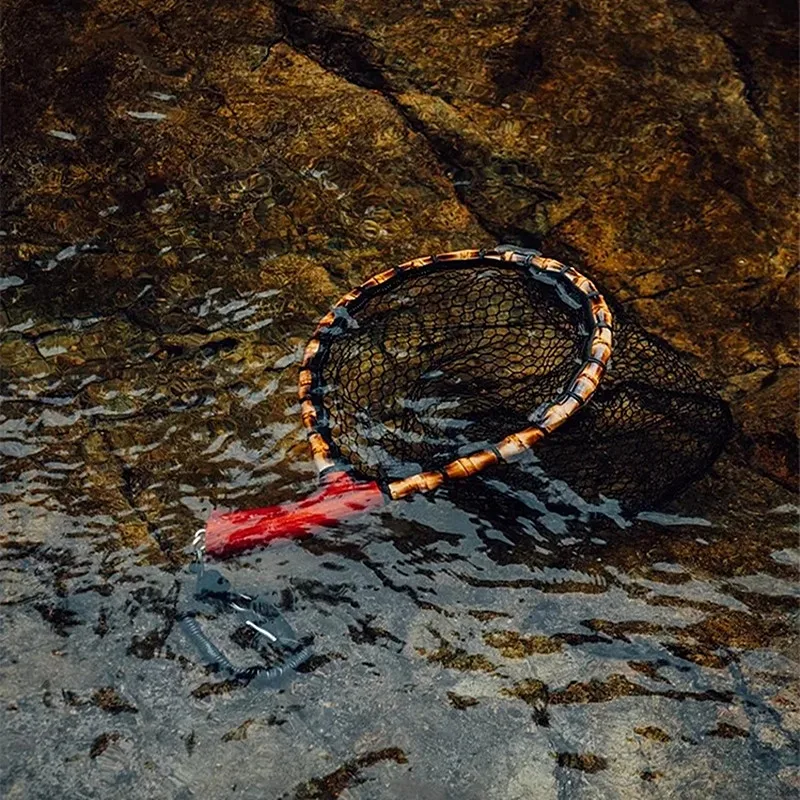 Red de mano de nailon para pesca con mosca de raíz de bambú en acción