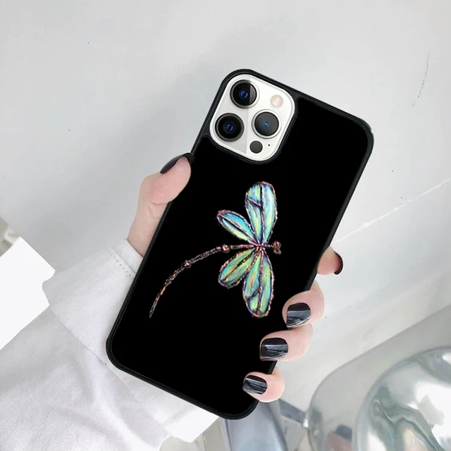 Detalle del insecto libélula en la funda trasera
