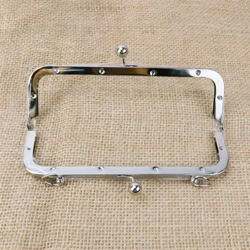 Armazón metálico para monedero con asa y herrajes