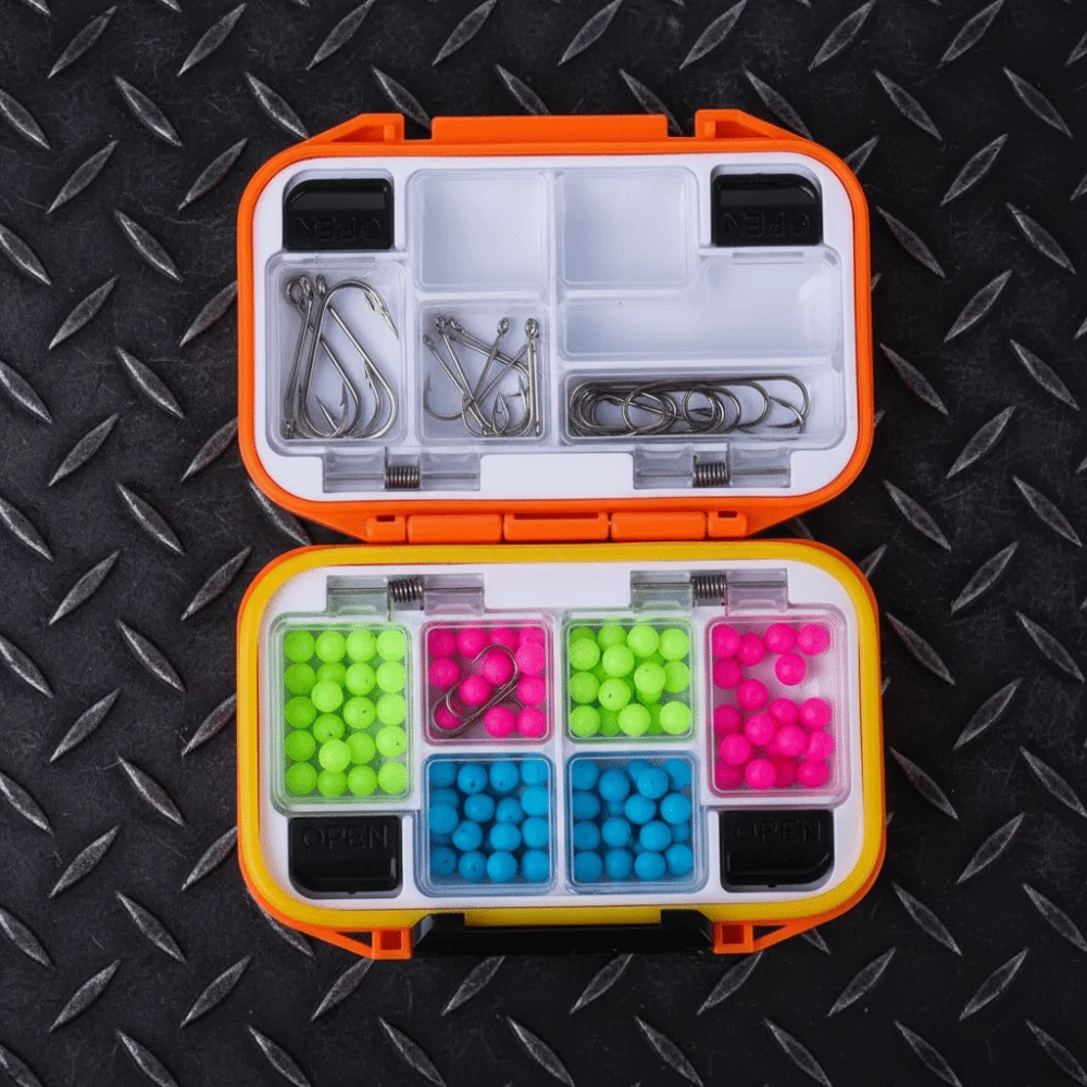 Caja de pesca junto a otros accesorios, mostrando su tamaño compacto