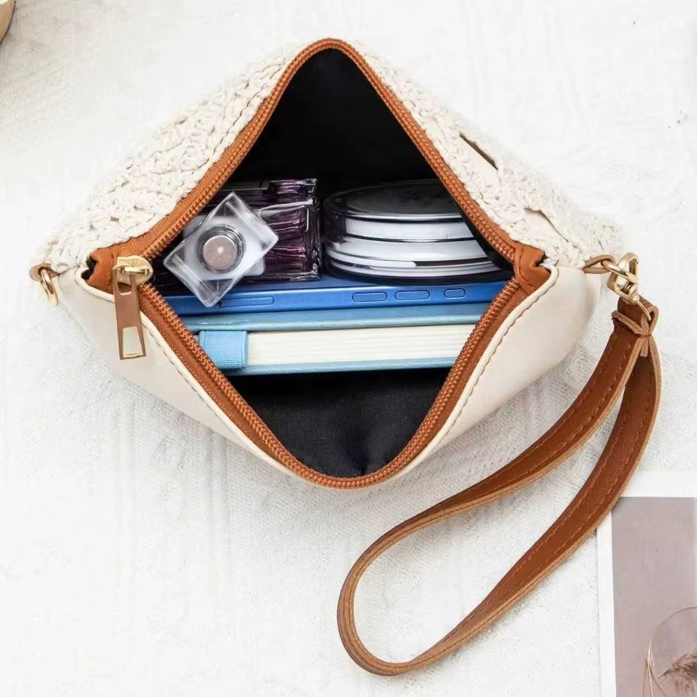 Crossbody bohemia en contexto de playa y vacaciones