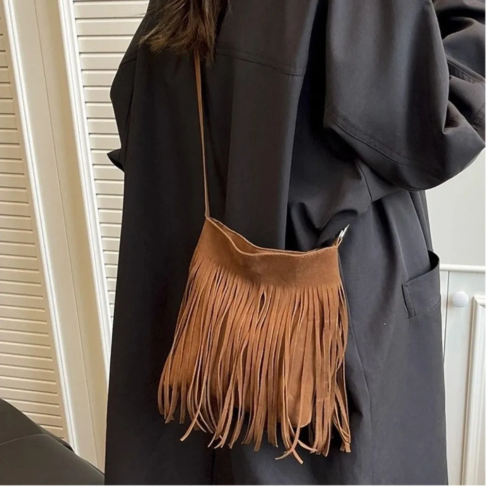 Bolso bandolera tipo cubo de ante con flecos para mujer - imagen 2