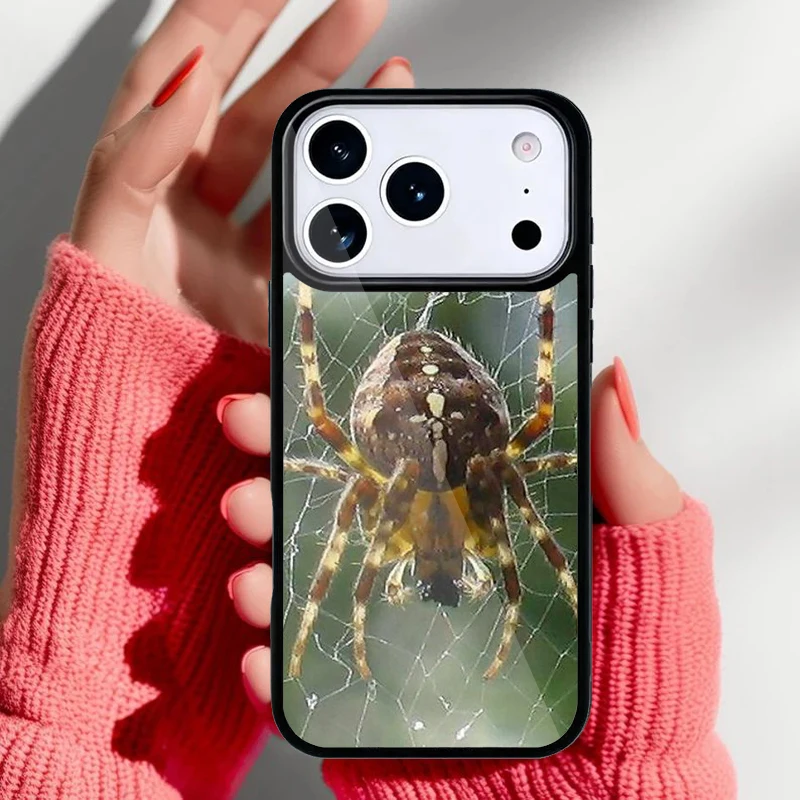 Detalle del patrón de telaraña en la superficie de la funda