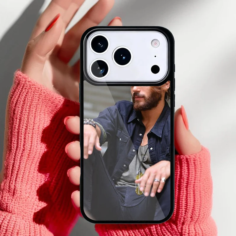 Vista frontal del móvil con la funda