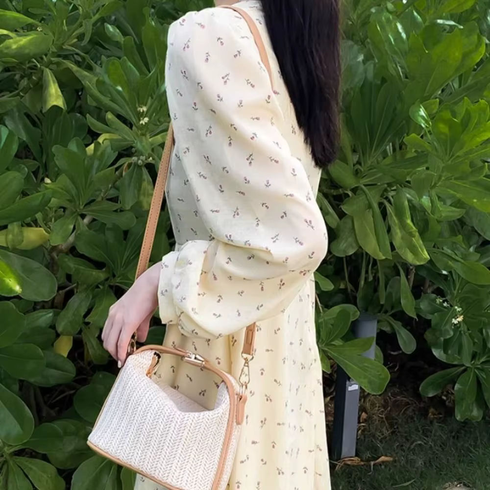 Bolso de paja con detalle de la correa