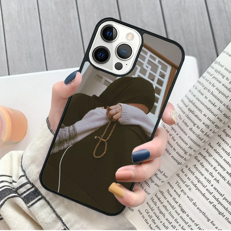 Diseño frontal de la funda con ilustración de niña Hijabi musulmana