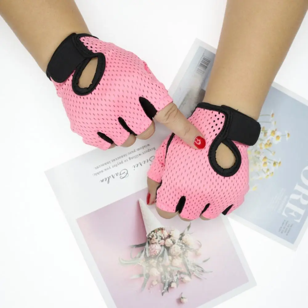 Detalle de tejido y ajuste en guantes deportivos