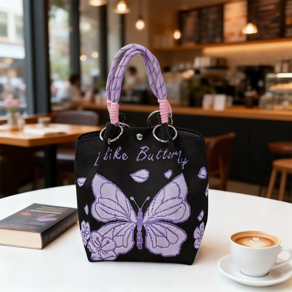 Bolso tejido floral con contents visibles mostrando su capacidad real