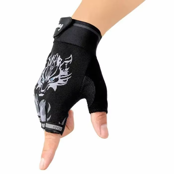 Niño usando los guantes mientras sostiene el manubrio de una bicicleta