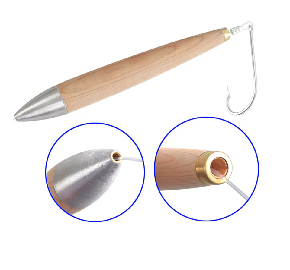 Tapones de madera natural en presentación de pesca deportiva