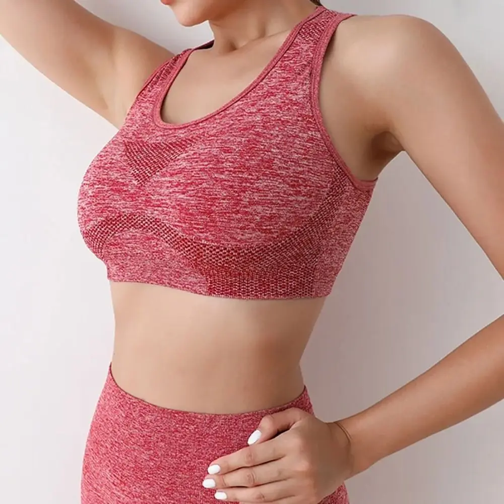 Conjunto deportivo visto desde diferentes ángulos mostrando elasticidad y caída de la tela