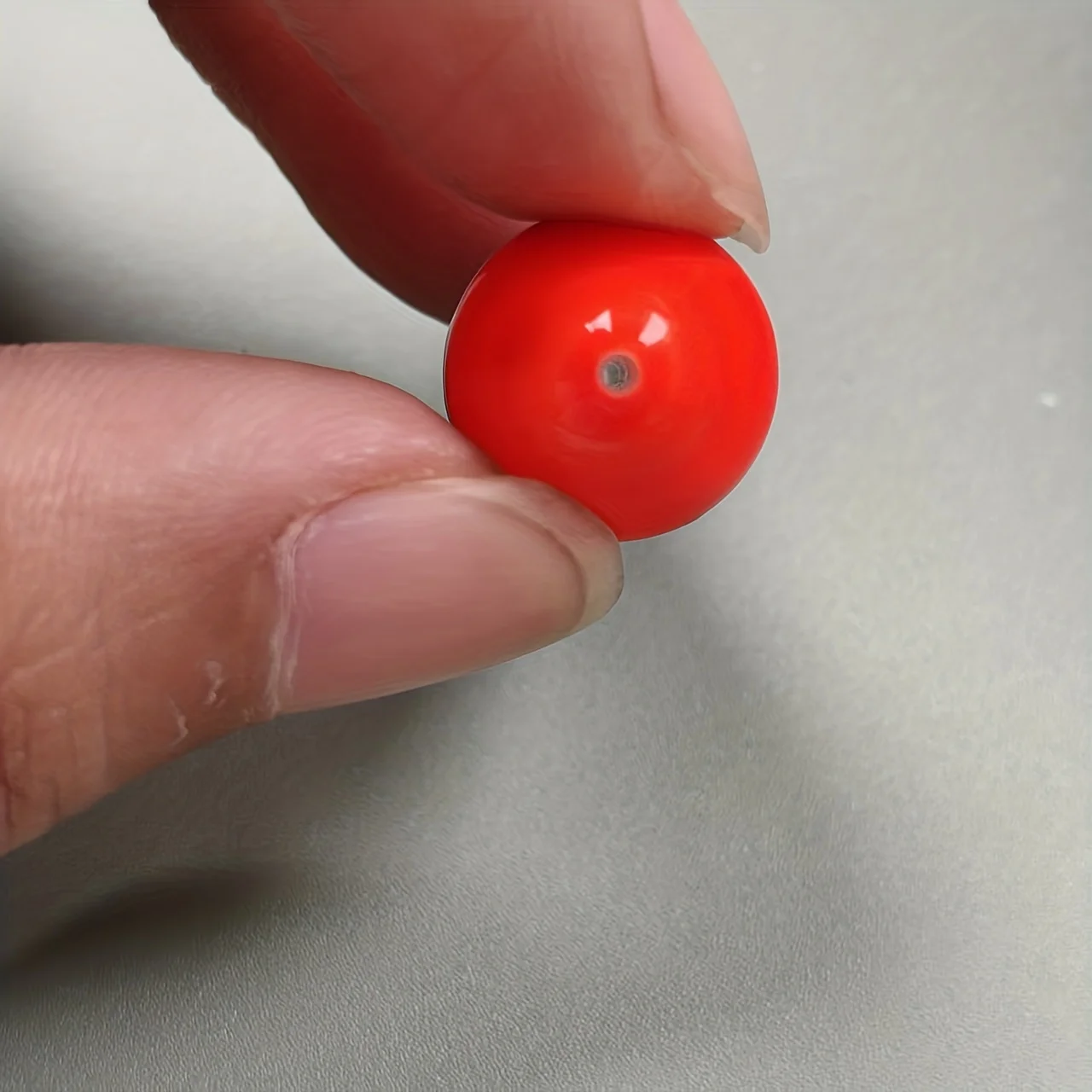 Comparativa de tamaño del mini flotador en la mano