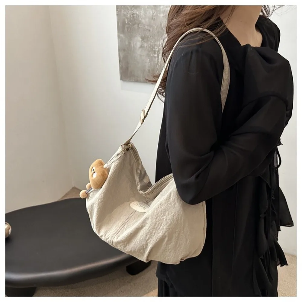 Detalle de uso y estilo bolso coreano