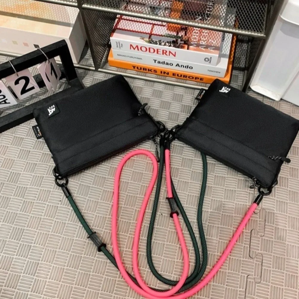 Bolso bandolera negro moderno con cremallera y correa ajustable - imagen 2