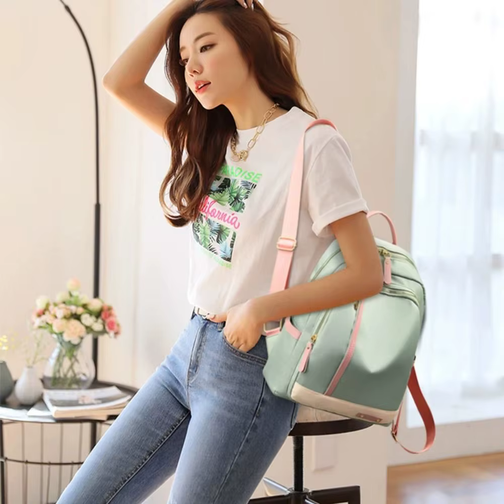 Mochila abierta mostrando su capacidad interior