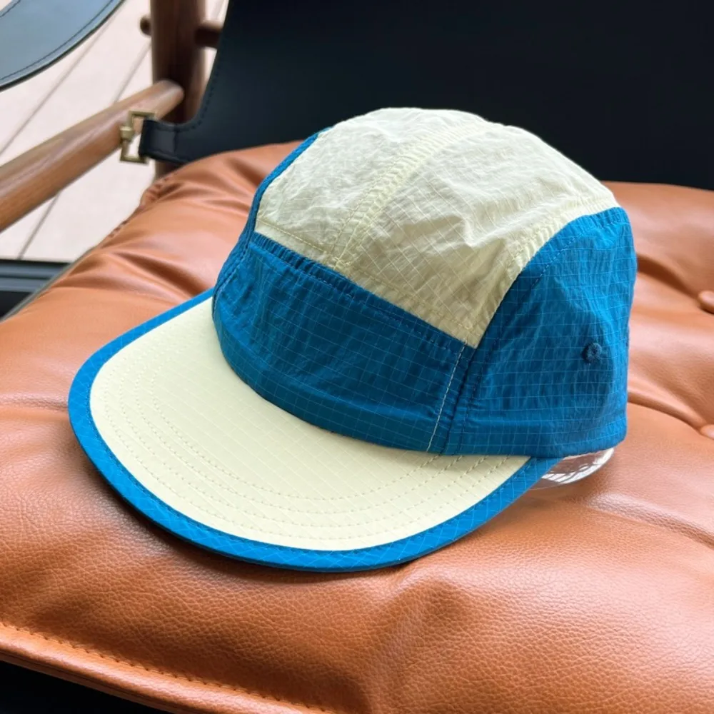 Detalle del frontal y acabado de la gorra