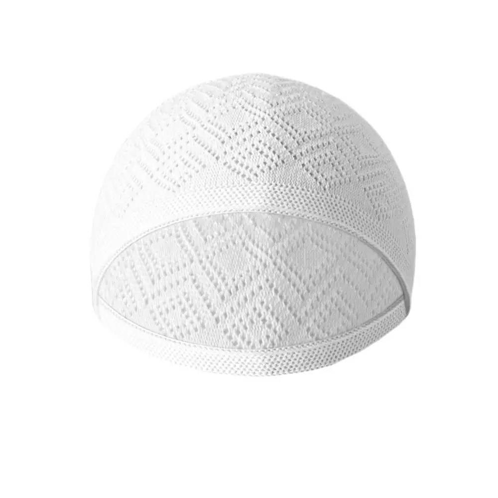 Gorro de oración usado en contexto deportivo al aire libre