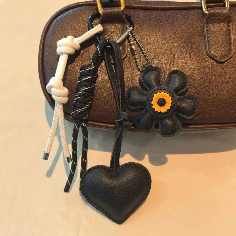 Llavero boho corazón girasol tejido a mano con borla veraniega