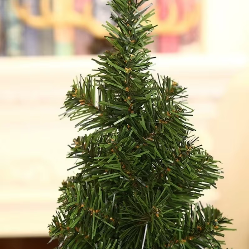 Árbol colocado en una estantería junto a otros adornos