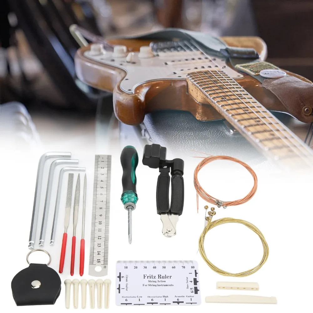 Herramientas de mantenimiento sobre una guitarra acústica