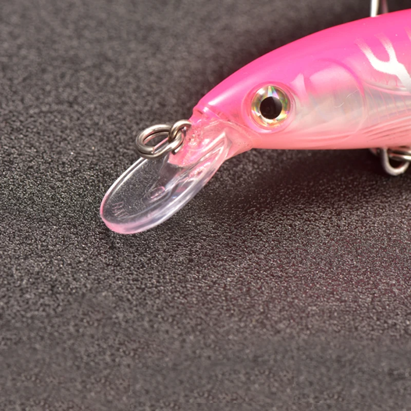 Señuelo artificial grande en acción de pesca