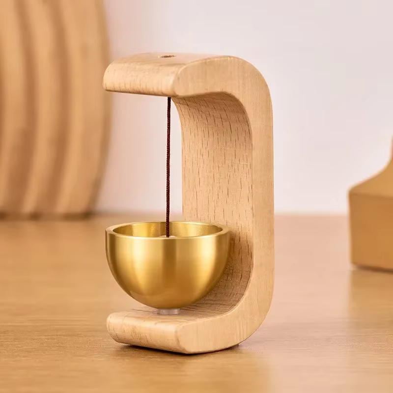 Timbre de viento de madera colgado como decoración en un interior