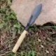 Pala de jardín portátil multifuncional para excavar y plantar - imagen 2
