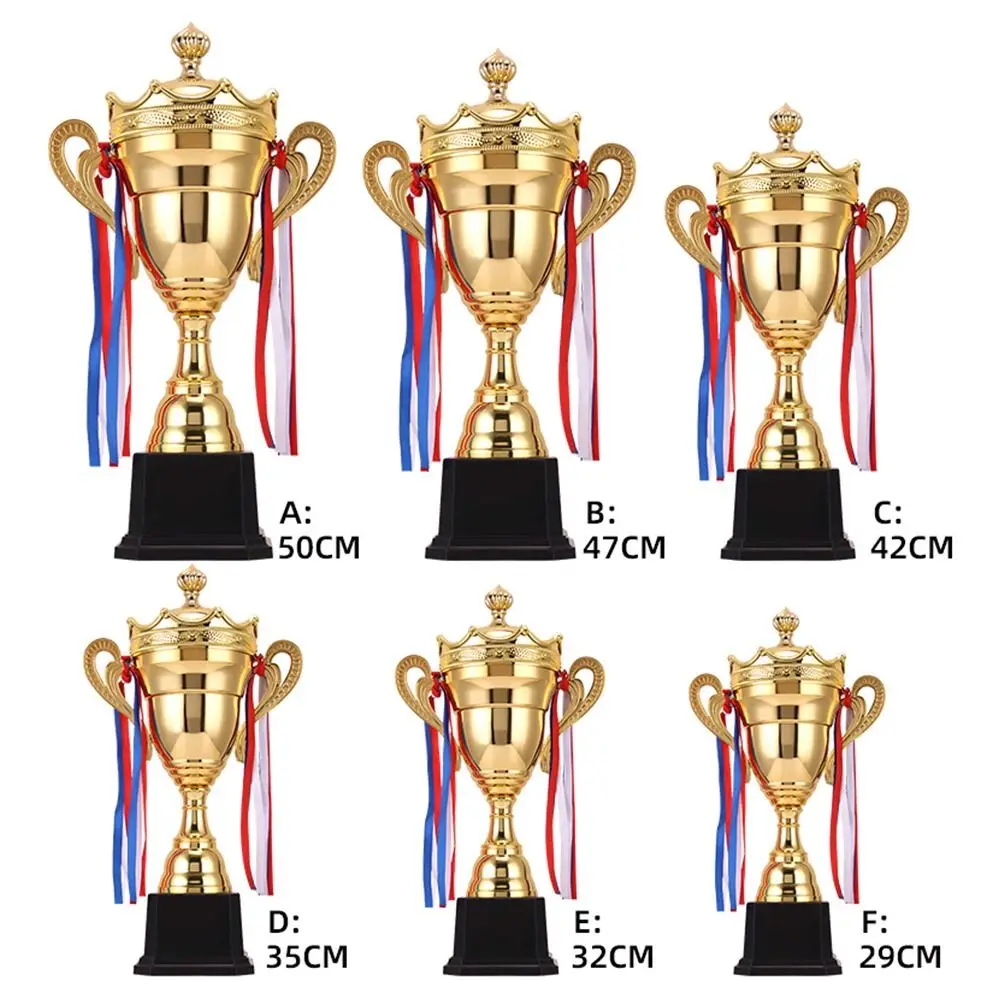 Trofeo de oro con diseño de copa