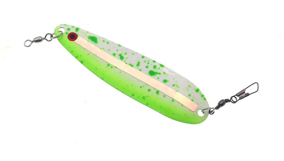 Señuelo junto a accesorios de pesca