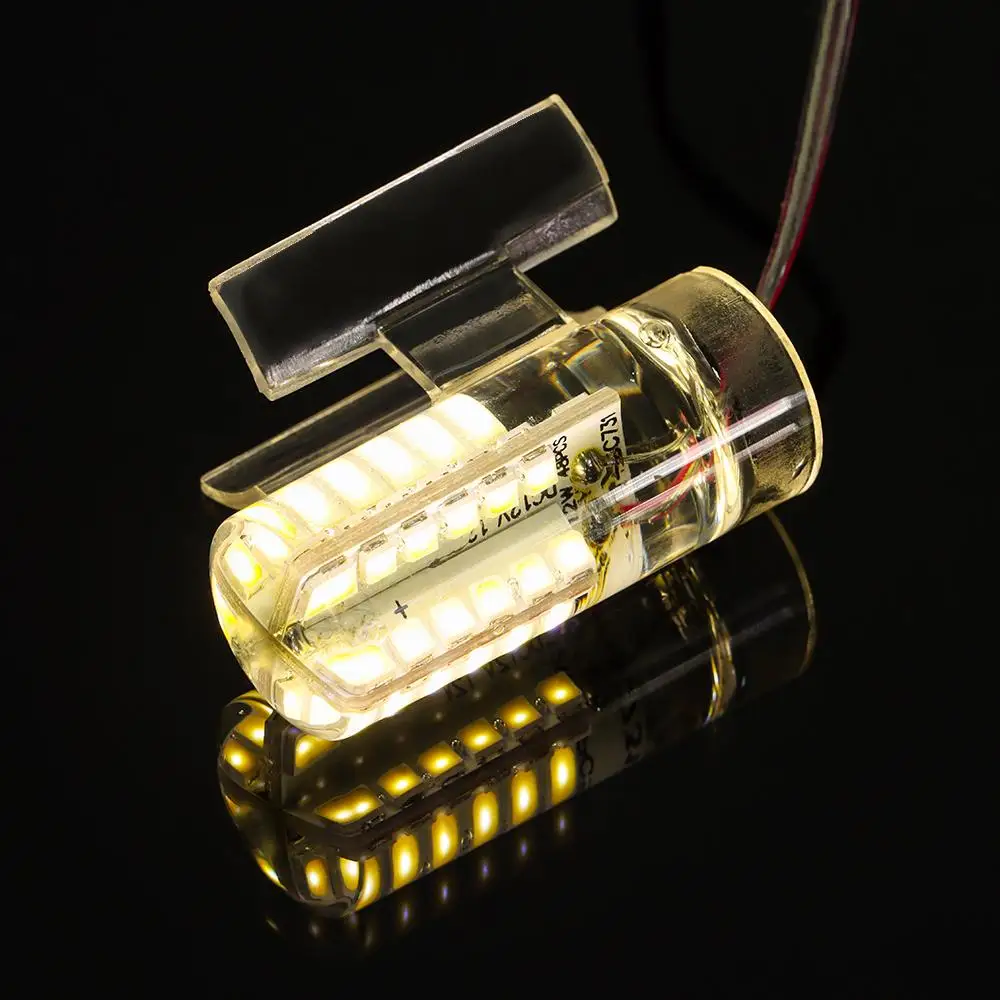 Luz LED subacuática encendida en entorno de pesca