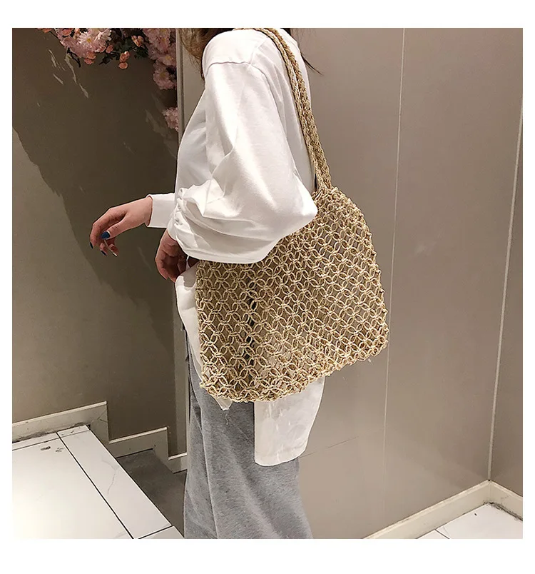 El bolso en un entorno de playa o exterior