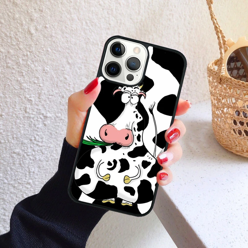Vista frontal de la funda mostrando el diseño de vaca blanca y negra