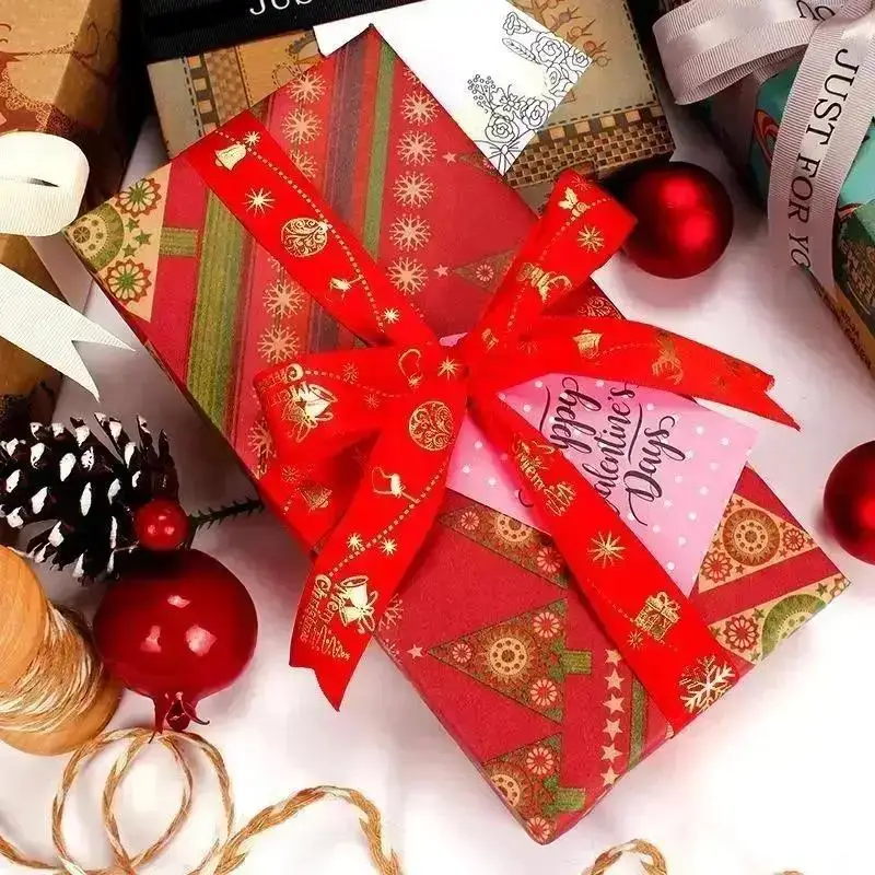 Papel de regalo navideño retro con copos y árbol de Navidad - imagen 3