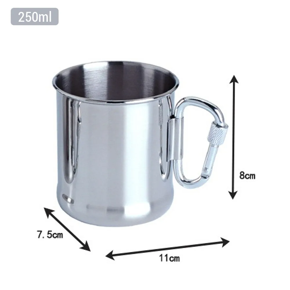 Taza de camping con mosquetón desplegado