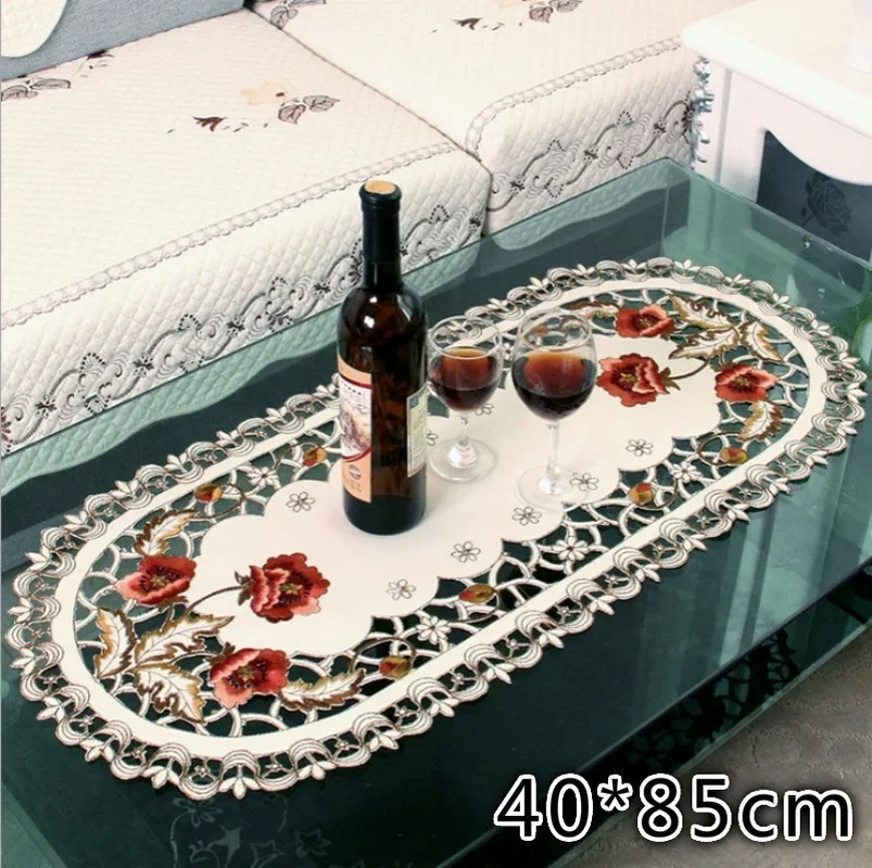Detalle del bordado calado en mantel de mesa